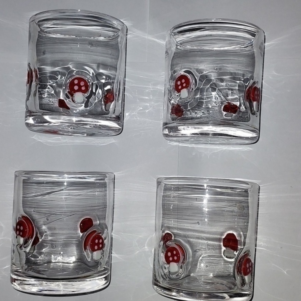 Nwt Mushroom Motif  Glass Set of 4
